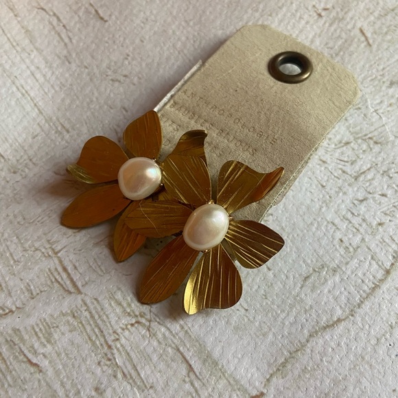 Anthropologie Large Gold and Pearl Flower Earrings 🌼✨ - Picture 3 of 6